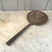 Antike Cremefarbene Blechdose Mit Schaum Und Langem Griff von AntheasAtticLondon