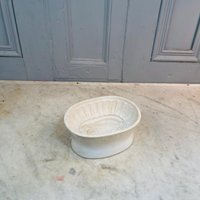 Antike Keramik Puddingform Mit Maismotiv Im Sockel von AntheasAtticLondon