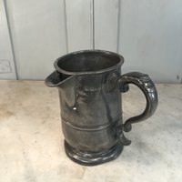 Antiker Gravierter Zinn-Quart-Krug Ausgießender Bierkrug Kings Arms von AntheasAtticLondon
