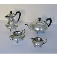 Trafalgar English Pewter 4-Teiliges Tee - Kaffee-Set Made in England Um 1930 Trafalgar English Pewter 4-Teiliges Tee - Kaffee-Set Made in England Um 1930 von AnthologyVintage