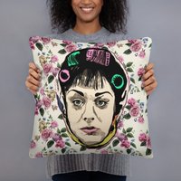 Göttliche Dawn Davenport | Rollen Kissenbezug von AntiSocialitesSHOP