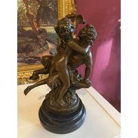 Vintage Bronzefigur Statue Satyr Und Nymphe Auf Marmor Sockel von AntikBayern