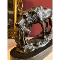 Vintage Bronzeskulptur Bronzefigur Wolf Mit Welpen Statue Auf Marmor Antik-Stil von AntikBayern
