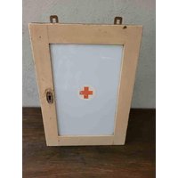 Alter Wandschrank, Medikamentenschrank, Arzneischrank, Erste Hilfe Schrank, Hängeschrank Alter Wandschrank, Medikamentenschrank, Arzneischrank, Erste Hilfe Schrank, Hängeschrank von AntikDekoVintage
