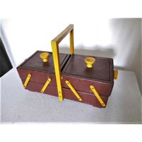 Hübsches Kleines Nähkästchen Aus Den 60Er - 70Er Jahren Hübsches Kleines Nähkästchen Aus Den 60Er - 70Er Jahren von AntikDekoVintage