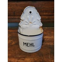 Wandbehälter Mehl Emaille Wandhalter Wandbehälter Mehl Emaille Wandhalter von AntikDekoVintage