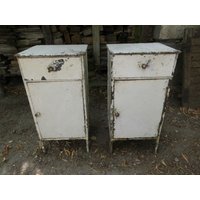 Zwei Metallschränke, Nachttischschrank, Arztschrank, Industrieschrank Zwei Metallschränke, Nachttischschrank, Arztschrank, Industrieschrank von AntikDekoVintage
