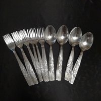 Vintage Edelstahl Blumenmotiv 12 Teller Löffel Und 13 Gabeln Sowjetunion Besteck, Udssr, Сhoose Ihr Set von AntikGift