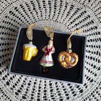 Vintage Glas Weihnachtsbaumschmuck, Set Von Drei, Oktoberfest, Bier, Brezel, Kellnerin, Made in Germany Vintage Glas Weihnachtsbaumschmuck, Set Von Drei, Oktoberfest, Bier, Brezel, Kellnerin, Made in Germany von AntikGift