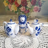 Vintage Gzhel Volkskunst Porzellan Löwe Milchkännchen Und Teekannen Mit Blumen Einem Huhn, Handbemalt, Weihnachtsdekor, Blau-Weißes Vintage Gzhel Volkskunst Porzellan Löwe Milchkännchen Und Teekannen Mit Blumen Einem Huhn, Handbemalt, Weihnachtsdekor, Blau-Weißes von AntikGift