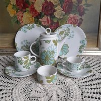 Vintage Kaffee/Teetasse, Untertasse Und Dessertteller, Teekanne, Milchkännchen, Villeroy & Boch Designer Christine Reuter, Dekor Scarlett 1967 Vintage Kaffee/Teetasse, Untertasse Und Dessertteller, Teekanne, Milchkännchen, Villeroy & Boch Designer Christine Reuter, Dekor Scarlett 1967 von AntikGift
