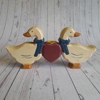 Vintage-Kerzenhalter Mit Gänsen, Holzdekoration, Kerzenhalter, Volkskunst, Handbemalte Osterminiatur, Hergestellt in Deutschland Vintage-Kerzenhalter Mit Gänsen, Holzdekoration, Kerzenhalter, Volkskunst, Handbemalte Osterminiatur, Hergestellt in Deutschland von AntikGift