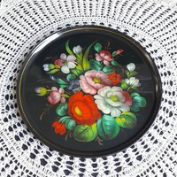 Vintage Metall Runde Tablett Schüssel, Tablett, Dekorationsteller, Handbemalt Blumen 70Er Jahre, Durchmesser 37 cm von AntikGift