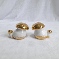 Vintage Porzellan Salz Und Pfefferstreuer Set Von 2 Pilzen Weiß Mit Gold Vintage Porzellan Salz Und Pfefferstreuer Set Von 2 Pilzen Weiß Mit Gold von AntikGift