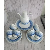 Vintage Rosenthal Blauer Lotus Madras Von Björn Wiinblad - 6 Personen Kaffeegedeck/Teeservice, Und Sammlerstücke Aus Deutschem Porzellan Vintage Rosenthal Blauer Lotus Madras Von Björn Wiinblad - 6 Personen Kaffeegedeck/Teeservice, Und Sammlerstücke Aus Deutschem Porzellan von AntikGift