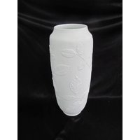 Weiße Kaiser Biskuitporzellan Vase Mit Blattmotiv von AntikGift