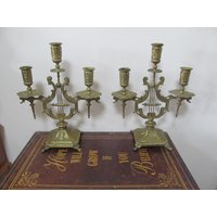 Wunderschönes Paar Messing-Kerzenhalter in Form Einer Harfe, Die Mit Maskaronen Und Musikinstrumenten Verziert Ist Wunderschönes Paar Messing-Kerzenhalter in Form Einer Harfe, Die Mit Maskaronen Und Musikinstrumenten Verziert Ist von AntikGift
