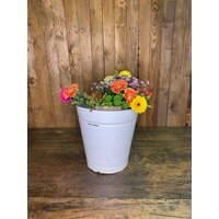 Valentinstaggeschenkemaille Eimer , Kübel Wassereimer Alter Pflanztopf von AntikZeitlosSchoen