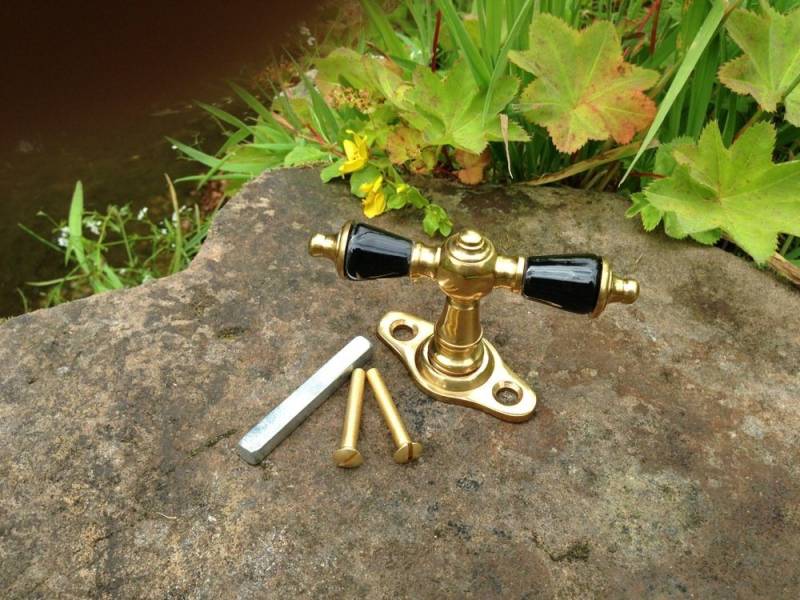 Antikas Fensterbeschlag Fenstergriff Messing poliert Porzellan Griffstücke schwarz Antikas Fensterbeschlag Fenstergriff Messing poliert Porzellan Griffstücke schwarz von Antikas