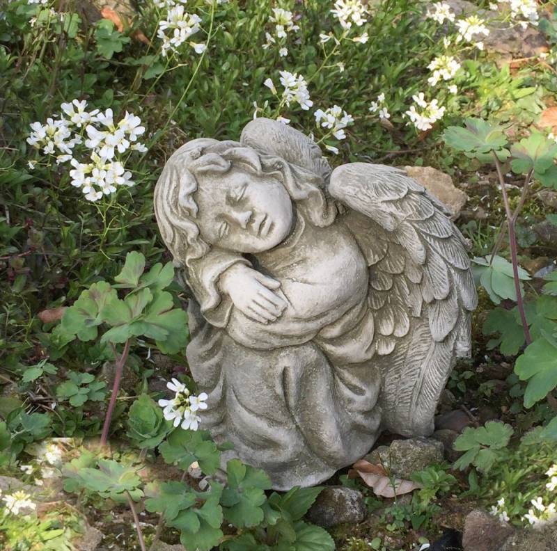 Antikas Gartenfigur Süßes schlafendes Engelchen aus Stein wetterfest - Engel Figur Garten von Antikas