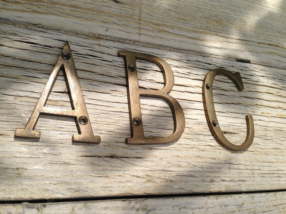 Antikas Türbeschlag Buchstaben f. Hausnummern Alt-Messing, ABC Ziffern in alter Schrift von Antikas