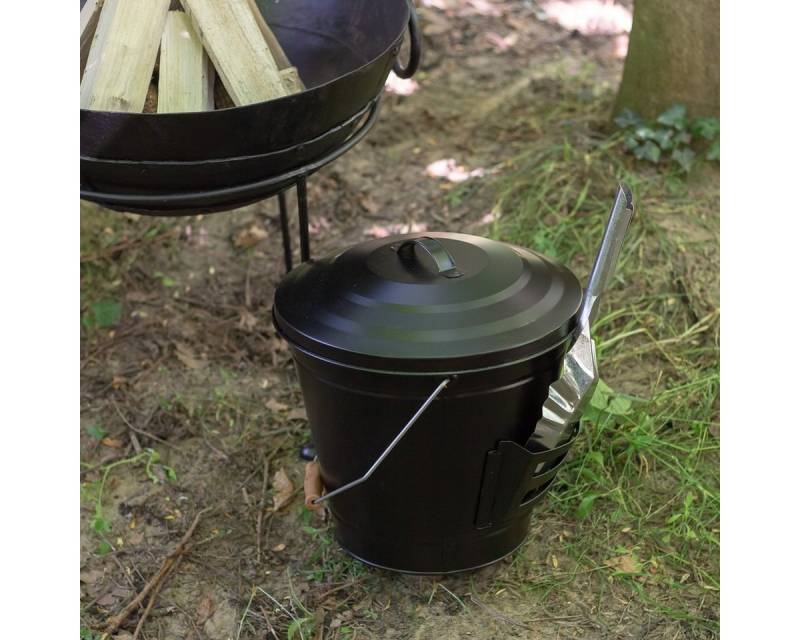 Antikas Wanddekoobjekt Kohleneimer- mit Schaufel, stilvoller Eimer, Ascheeimer in Schwarz von Antikas