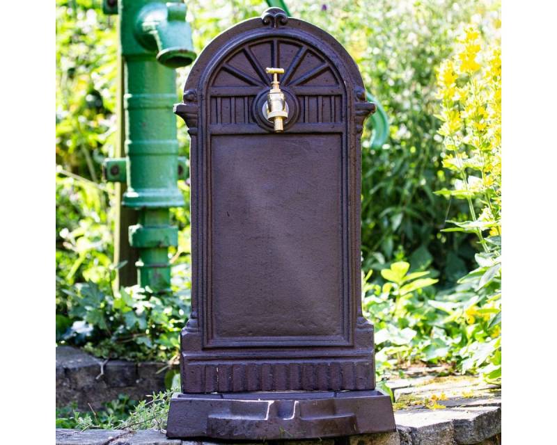 Antikas Wasserspeier Standbrunnen mit Wasserhahn, Eisen in Braun, wie antik, Gartenbrunnen von Antikas