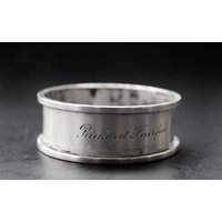 Antiker Sterling Silber Serviettenring Von Towle Silberschmied Gerollte Randkanten Gravur Name Ca 1890 Antiker Sterling Silber Serviettenring Von Towle Silberschmied Gerollte Randkanten Gravur Name Ca 1890 von Antike