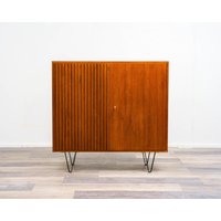 Highboard Aus Teakholz Mit Geriffelten Türen, 60Er Jahren Highboard Aus Teakholz Mit Geriffelten Türen, 60Er Jahren von Antikfactory