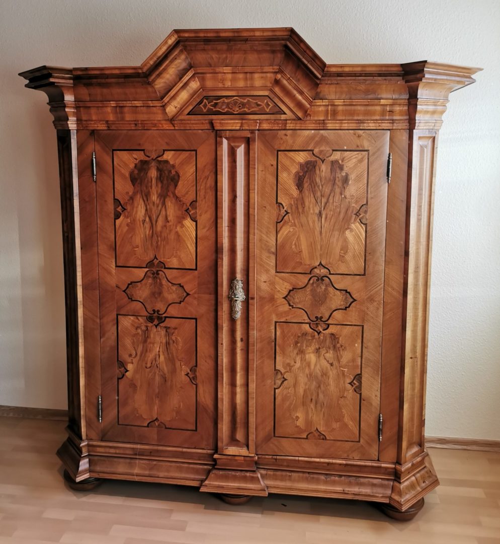 Barock Schrank Nussbaum mit Bandelwerkmarketerie von Antikhof Br?ck