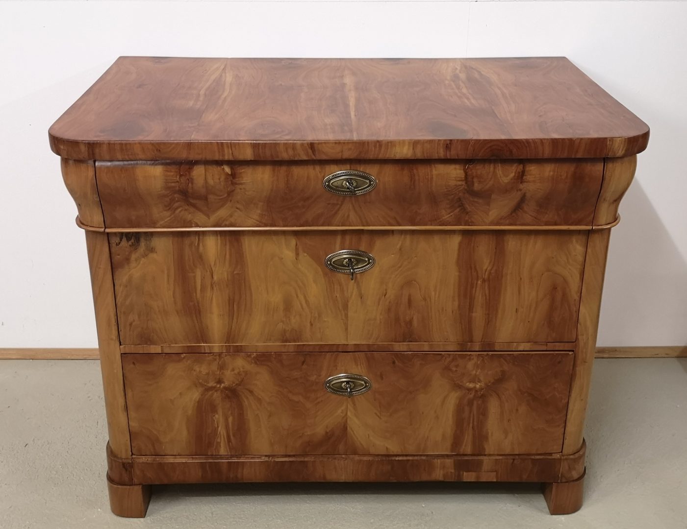 Biedermeier Kirschbaum Kommode abgerundet um 1840 von Antikhof Br?ck