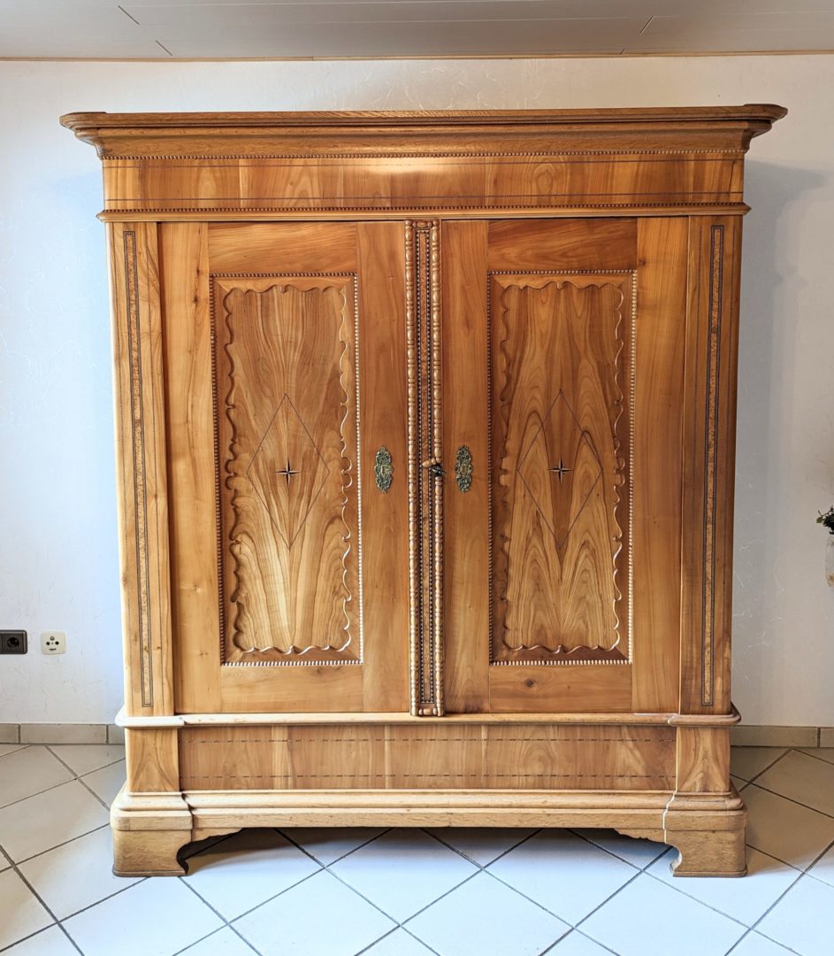 Biedermeier Kirschbaum Schrank mit Intarsien von Antikhof Br?ck