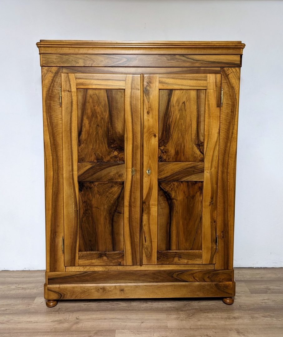 Biedermeier Nussbaum Schrank um 1840 von Antikhof Br?ck