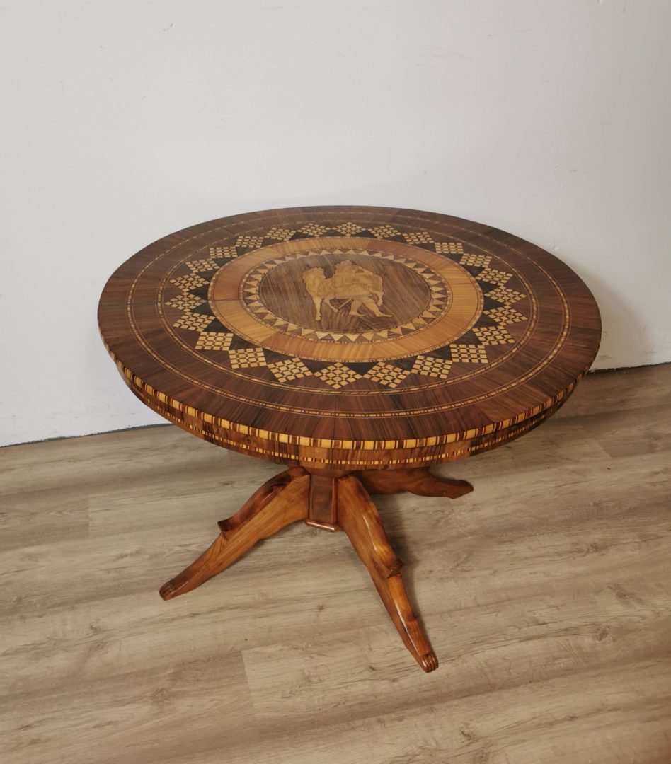 Biedermeier Nussbaum Tisch mit Intarsien von Antikhof Br?ck