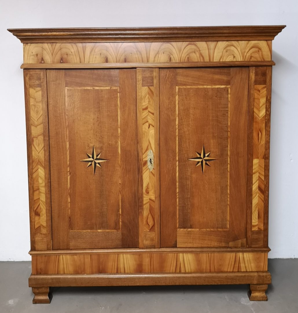 Biedermeier Schrank Eiche / Kirschbaum mit Stern Intarsien von Antikhof Br?ck