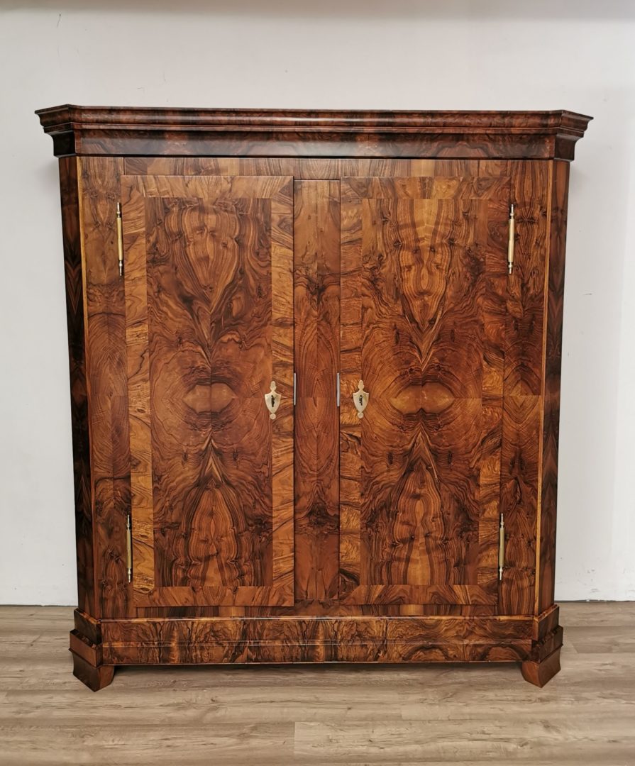 Biedermeier Schrank Nussbaum furniert um 1830 von Antikhof Br?ck