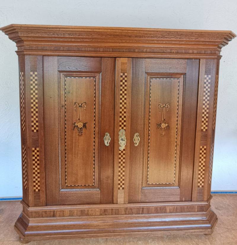 Marburger Hochzeits-Schrank Eiche mit Intarsien Klassizismus von Antikhof Br?ck