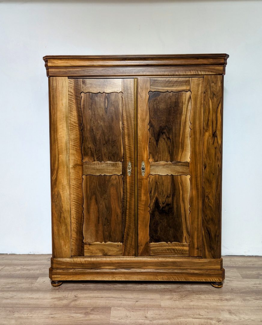 Nussbaum Biedermeier Schrank um 1840/50 von Antikhof Br?ck