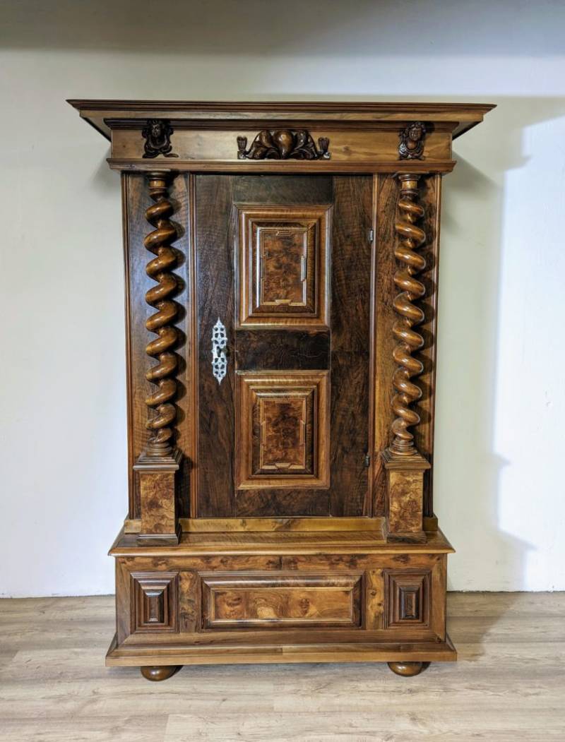 Renaissance Schrank eint?rig Nussbaum von Antikhof Br?ck
