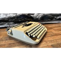 Vintage Space Age Schreibmaschine, Privileg 300T, Gelb, 1970Er Jahre Vintage Space Age Schreibmaschine, Privileg 300T, Gelb, 1970Er Jahre von AntiqueByRichard