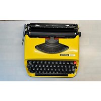 Vintage Space Age Schreibmaschine, Privileg 300T, Gelb, 1970Er Jahre Vintage Space Age Schreibmaschine, Privileg 300T, Gelb, 1970Er Jahre von AntiqueByRichard