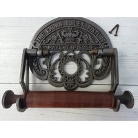 Toilettenpapierhalter The Crown Toilettenarmatur Antikes Eisen & Holz, Rustikales/Vintage-Dekor, Badezimmerdekor, Loo-Rollenhalter von AntiqueDecoTreasures