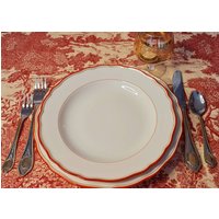 Meissen Korallrot Seltenes Set Von 2 Tellern Mit Goldrand, Weihnachtsgeschenk, Jahrestagsgeschenk von AntiqueDinnerwareNL