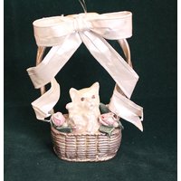Vintage Cat in Einem Korb-Bogen Perlen Weihnachtsschmuck von AntiqueEnterprize