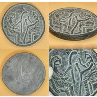 Circa 300 Bc Antike Sassanian Old Black Steinschnitzerei 2 Könige Figur Kreis Fliese Releif von AntiqueMineral