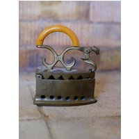 Antike Bronze Primitive Holzkohle Kohle Beheiztes Flacheisen, Bügeleisen Drückend. Drachenkopf Vintage Eisen von AntiqueMonkeys