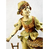 Schwerer Vintage-Winsome-Topf-Metallfrau, Die Auf Felsen Steht Und Korb Während Der Weizen-Ernte Handgemalte 14 "Statuen-Verzierte Basis Hält Schwerer Vintage-Winsome-Topf-Metallfrau, Die Auf Felsen Steht Und Korb Während Der Weizen-Ernte Handgemalte 14 "Statuen-Verzierte Basis Hält von AntiqueShack