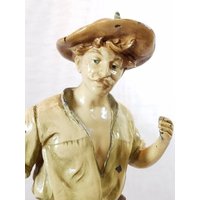 Schwerer Winsome Pot Aus Metall, Der Während Weizenernte Auf Einem Felsen Steht Und Einen Korb Hält Handbemalter 14 1/2 "Statuen-Verzierter Sockel von AntiqueShack