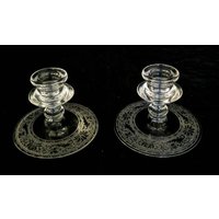 Vintage Fostoria Royal Geätztes Glaskristall Punziertes Band Floral Single Taper Kerzenhalter-Set von AntiqueShack