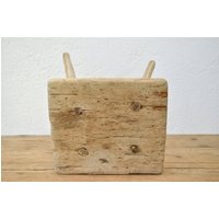 Primitive Melkhocker, Rustikale Holzschemel von AntiqueTransylvania